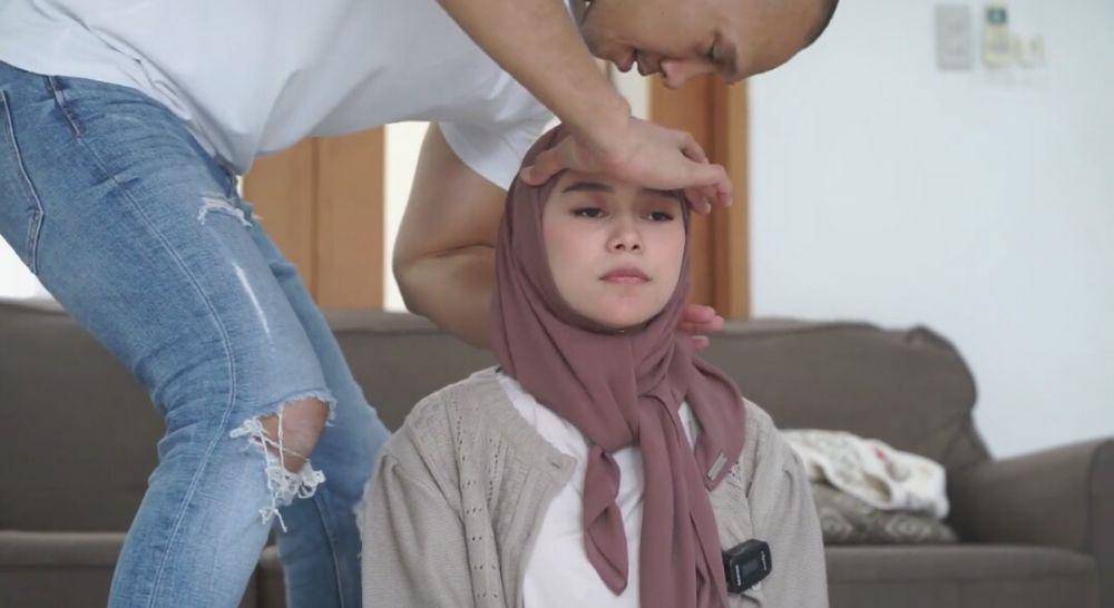 potret Lesty dipijat keretek Bima Aryo (youtube.com/BEEMZ ARYO)