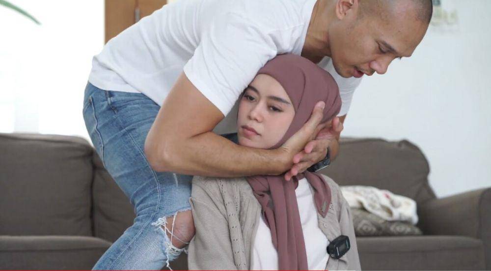 potret Lesty dipijat keretek Bima Aryo (youtube.com/BEEMZ ARYO)