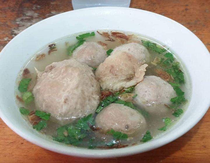 bakso rudal stasiun UI (instagramcom/ui.enak)