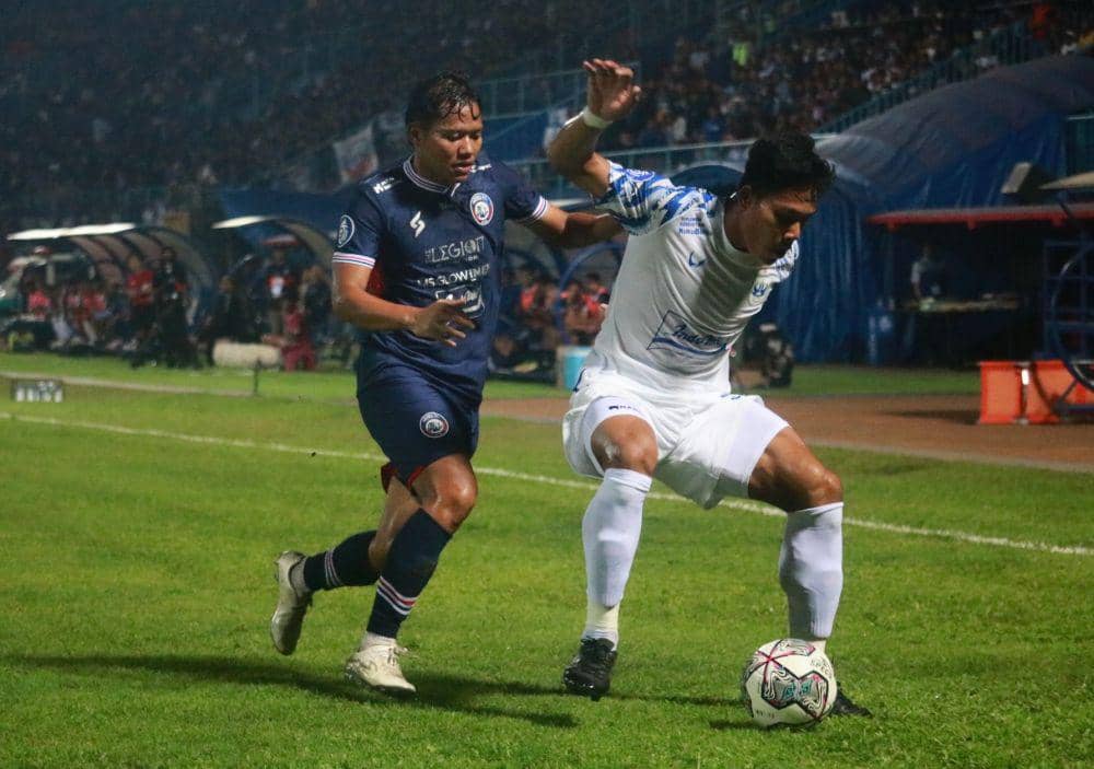 Gelandang Arema FC, Adam Alis berduel dengan bek PSIS Semarang, Wahyu Prasetyo. IDN Times/Alfi Ramadana