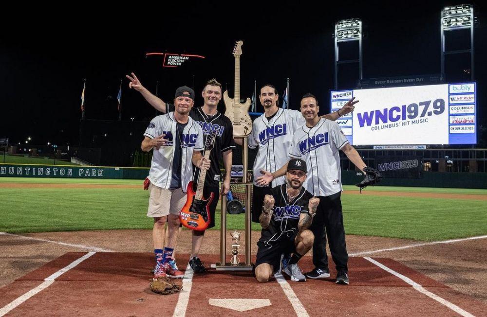 9 Potret Backstreet Boys Bermain Softball di Acara Amal, bak Atlet!