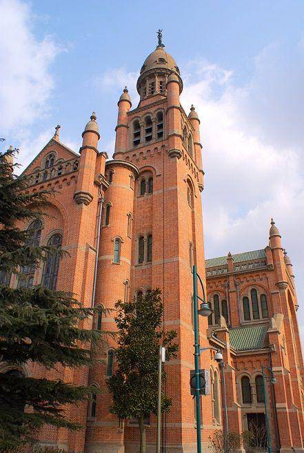 potret menara Basilika Sheshan dengan patung Bunda Maria yang mengangkat Kanak-Kanak Yesus di puncaknya (commons.wikimedia.org/Michele)