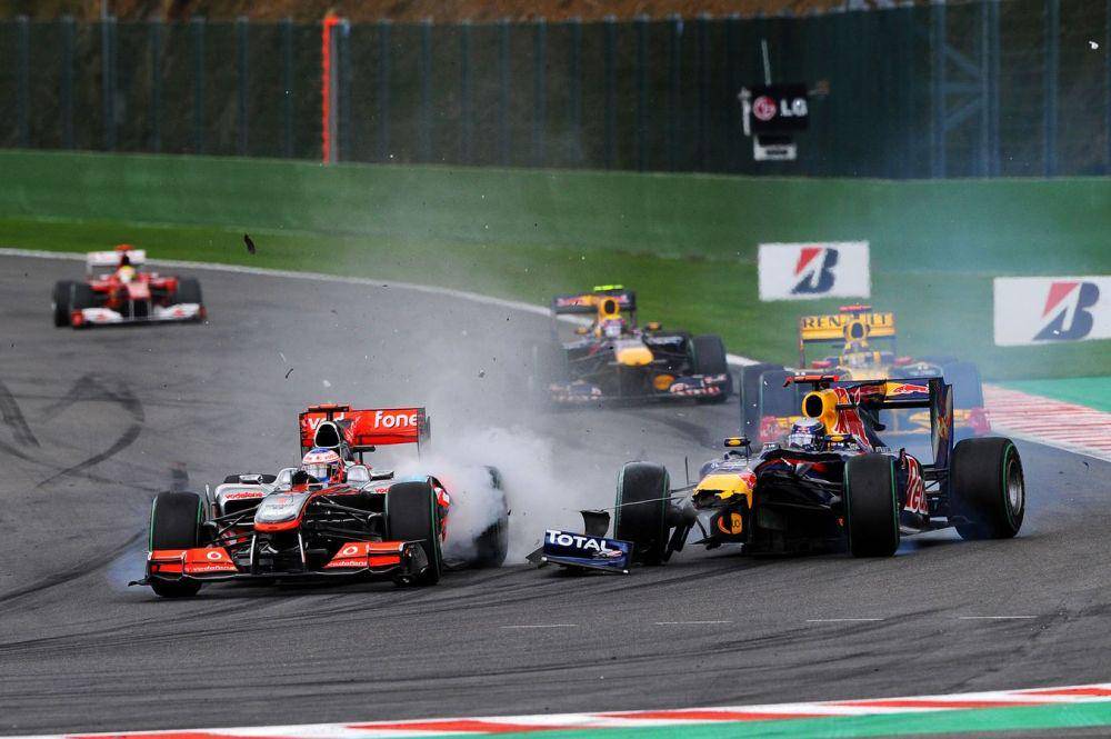 Insiden antara Sebastian Vettel dan Jenson Button di GP Belgia 2010. (mclaren.com)