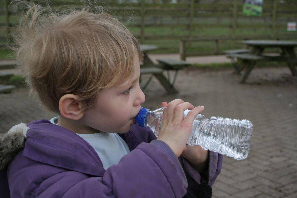 ilustrasi anak minum air (pixabay.com/nickelbabe)