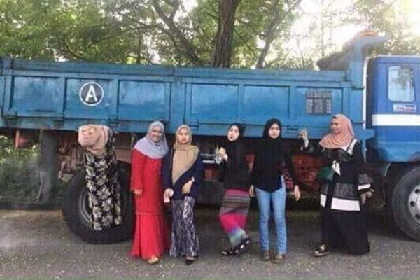 Ada yang Janggal di 10 Potret Foto Bareng Ini, Auto Bikin Ngakak
