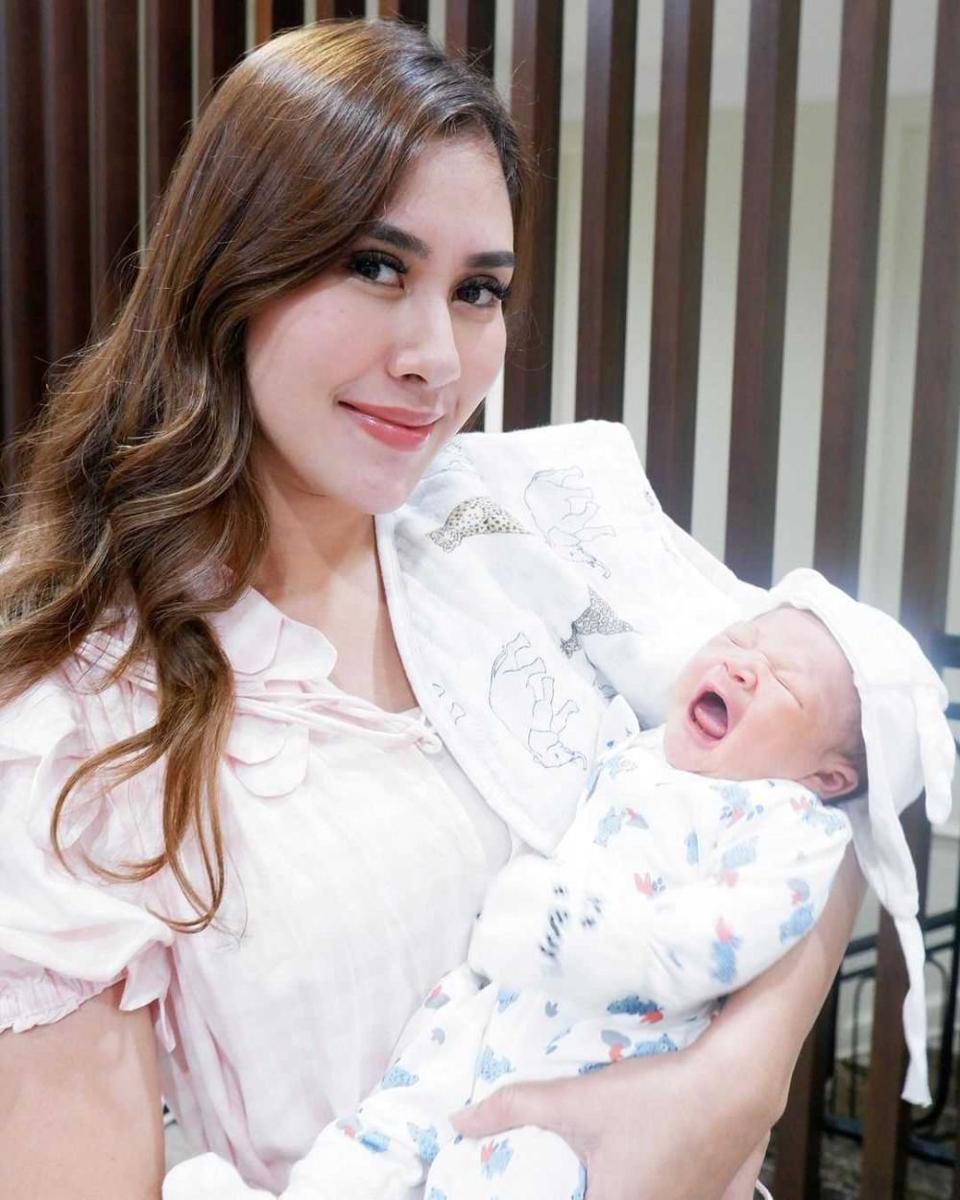 Syahnaz gendong Rayyanza (instagram.com/syahnazs)