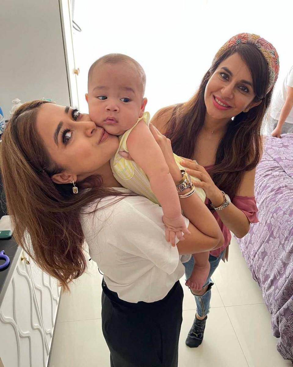 Tina Datta gendong Rayyanza (instagram.com/raffinagita1717)