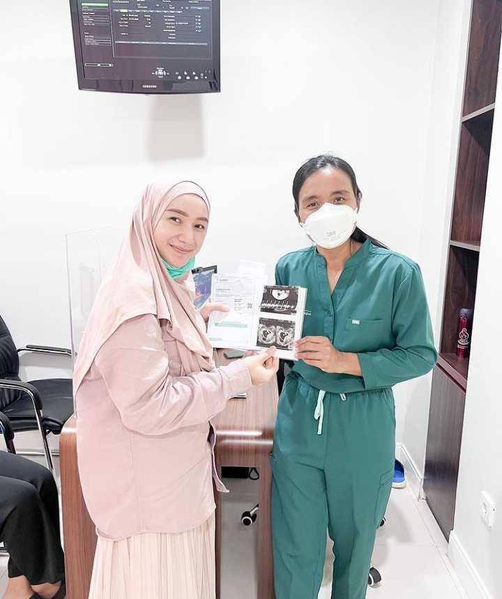 Potret Indri & dokter Anggi (instagram.com/_indrigiana_)
