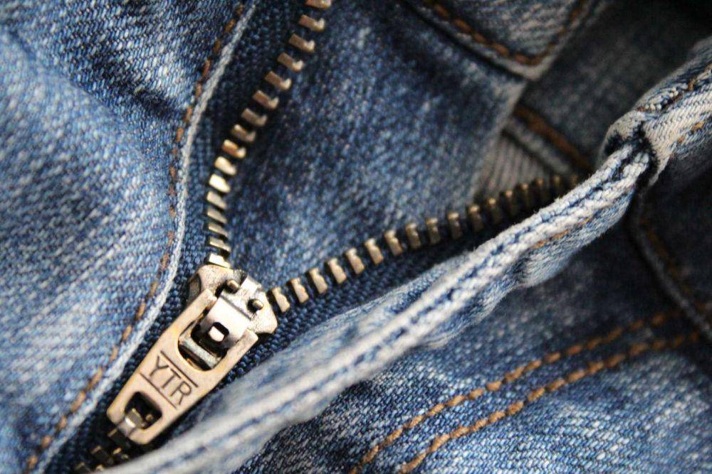 ilustrasi resleting jeans (pexels.com/pixabay)