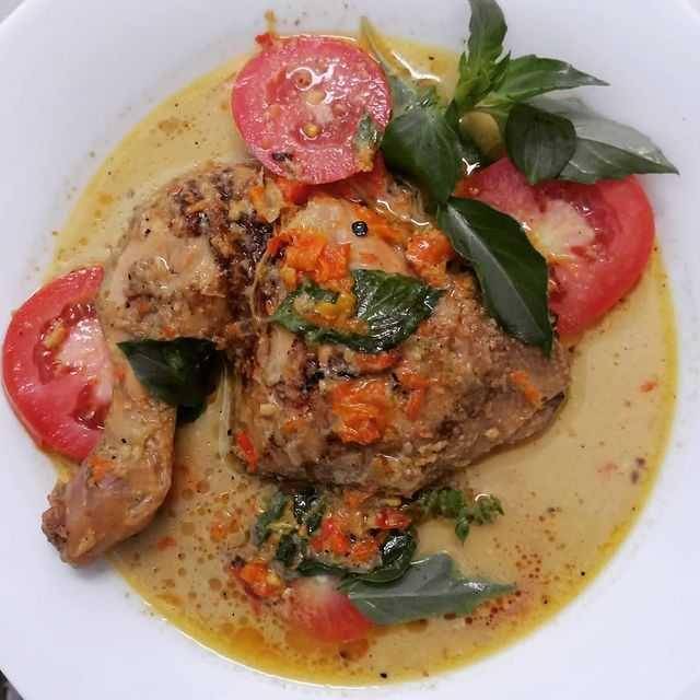 ayam pedas Banyuwangi (instagram.com/dapoer_santorini)