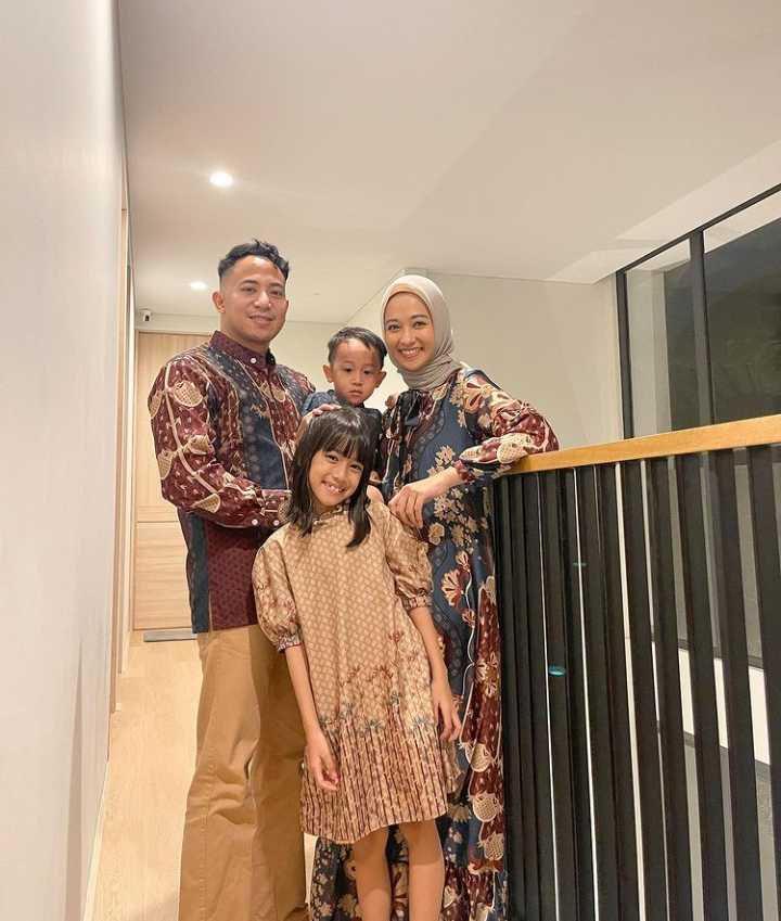 Potret Poppy & keluarga (instagram.com/poppybungariphat)