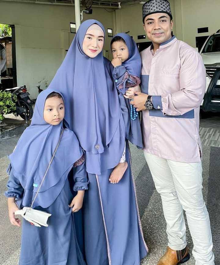 Potret Indri dan keluarga (instagram.com/_indrigiana_)