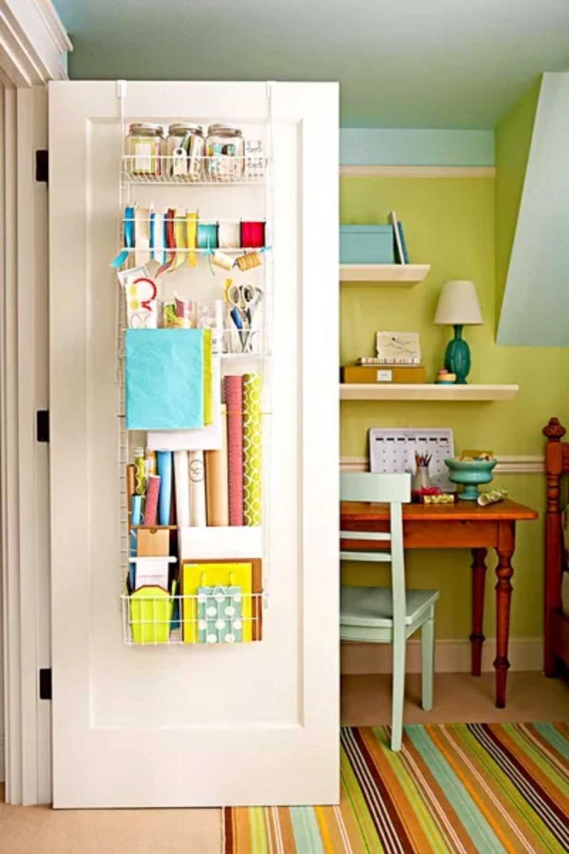 ilustrasi rak menempel pintu (bhg.com/MARSHALL JOHNSON)