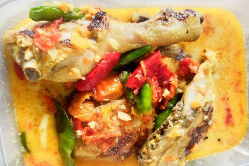 ayam pedas Banyuwangi (instagram.com/tumpenghalaldenpasar)
