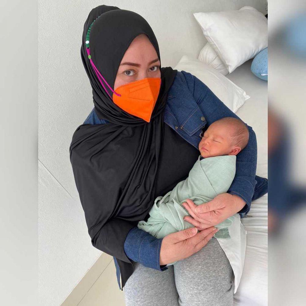 Melly Goeslaw gendong Rayyanza (instagram.com/melly_goeslaw)