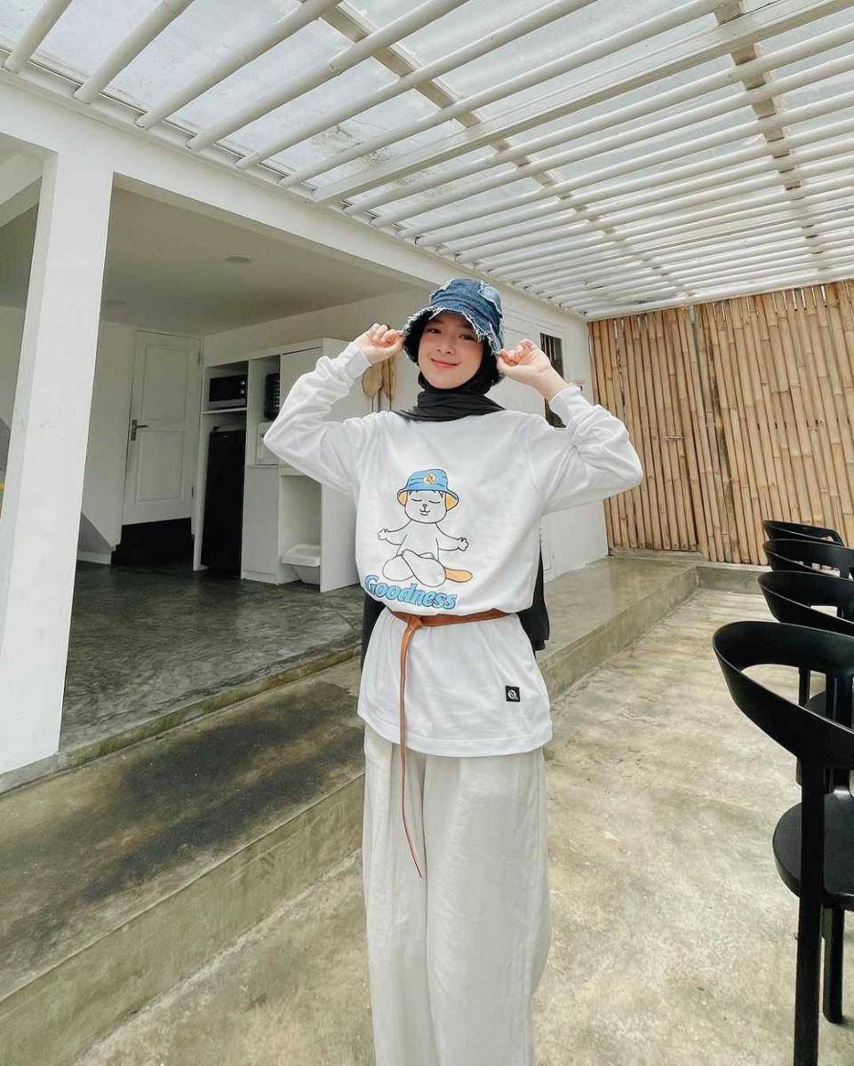 Daily Outfit Nissa Sabyan (instagram.com/nissa_sabyan)