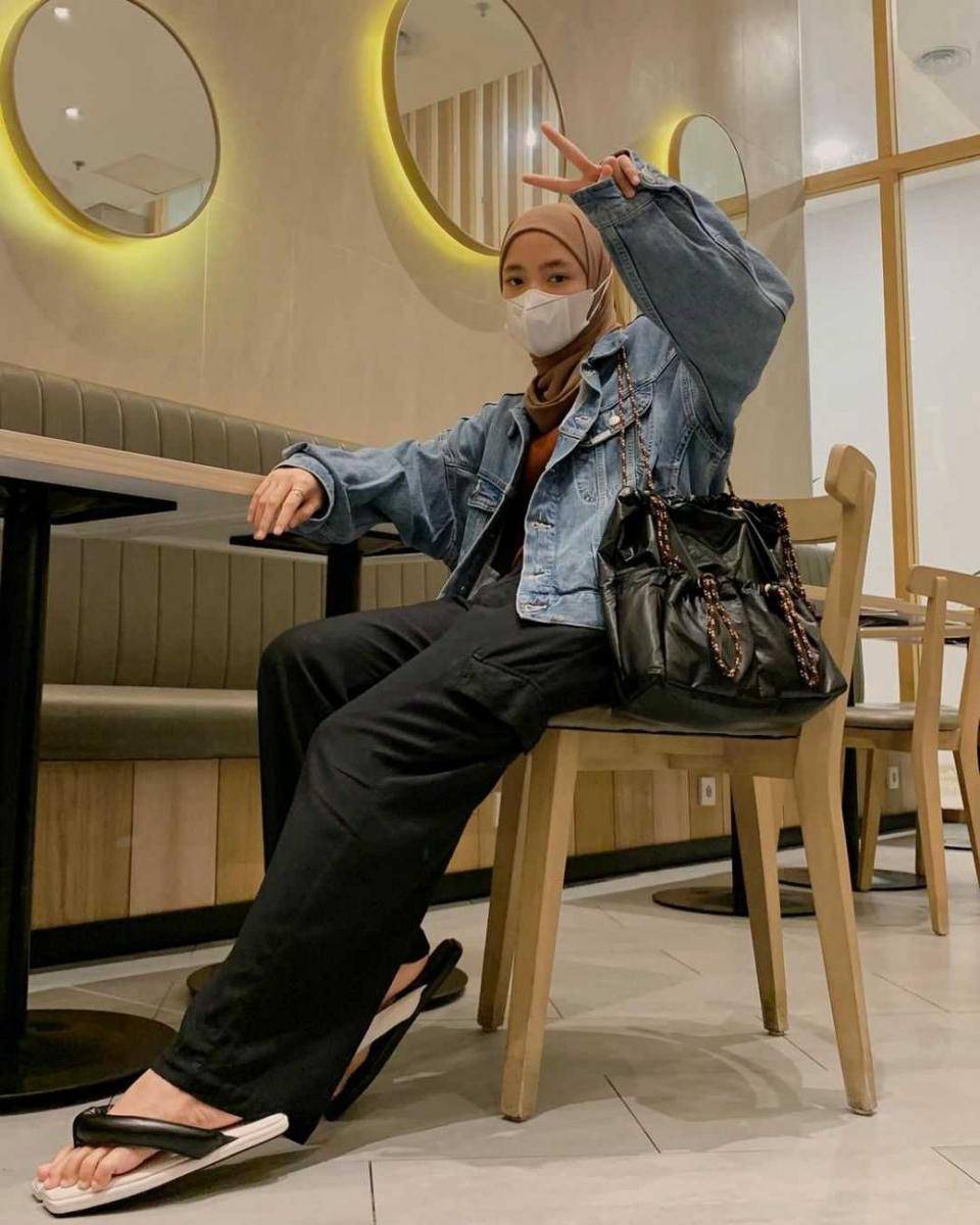 Daily Outfit Nissa Sabyan (instagram.com/nissa_sabyan)
