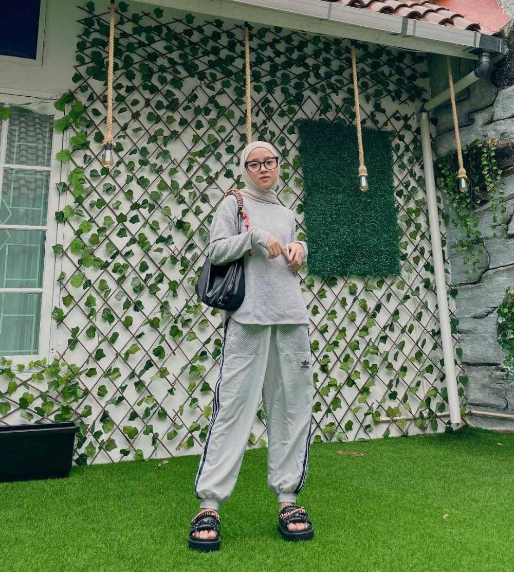 Daily Outfit Nissa Sabyan (instagram.com/nissa_sabyan)
