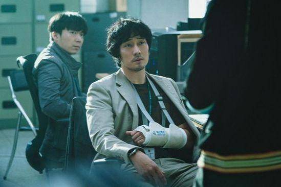 So Ji Sub dalam film Alienoid (dok. CJ Entertainment and Media/Alienoid)