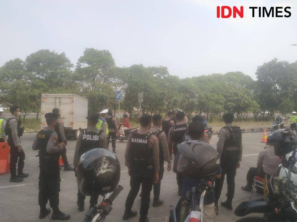 Pengecekan tiket GBLA di cek poin Gerbang Merah (IDN Times/Azzis Zulkhairil)