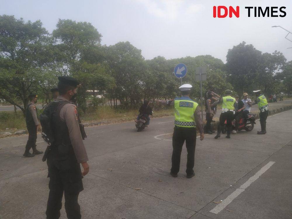 Pengecekan tiket GBLA di cek poin Gerbang Merah (IDN Times/Azzis Zulkhairil)
