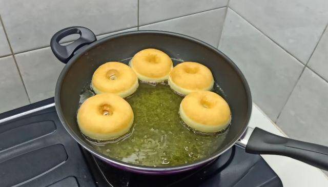 gambar donat yang sedang digoreng (youtube.com/CR COOK)