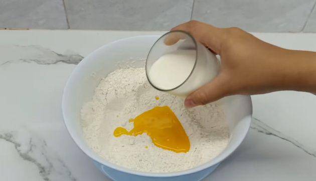gambar tepung terigu, susu, dan kuning telur (youtube.com/CR COOK)