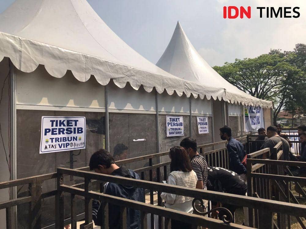 Antrian penukaran tiket Persib Bandung vs Madura United (IDN Times/Azzis Zulkhairil)