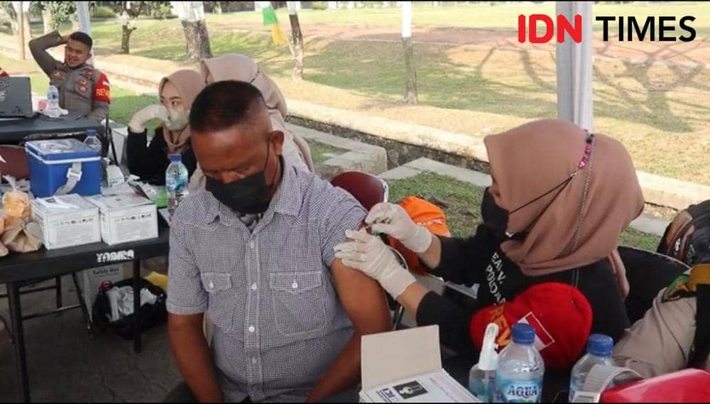Vaksin Booster untuk Bobotoh jelang Persib Bandung vs Madura United (IDN Times/Azzis Zulkhairil)