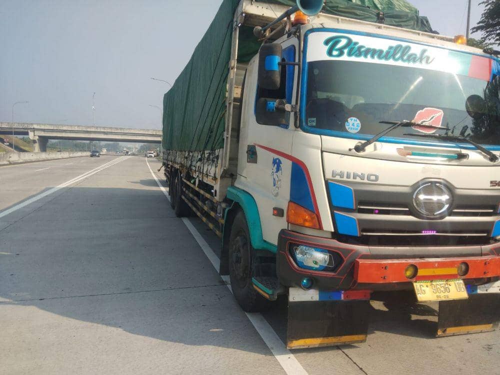 Truk tronton yang terlibat kecelakaan maut dengan mobil dinas Bakamla RI di ruas Tol Semarang-Solo. (Dok Humas Polda Jateng)