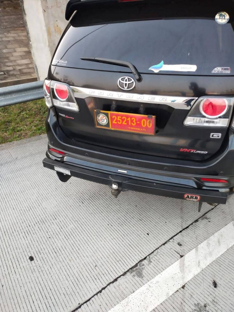 Mobil dinas Bakamla RI yang ditumpangi Herry dan istrinya saat berada di Tol Semarang-Solo. (Dok Humas Polda Jateng)