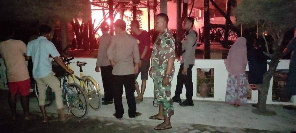 Aparat kepolisian turun ke lokasi kebakaran. (Facebook.com/Bang Zul Zulkieflimansyah)