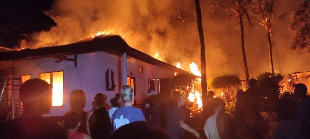 Kobaran api yang menghanguskan 50 kamar hotel Oceano Resort Jambu Luwuk Gili Trawangan. (Facebook.com/Bang Zul Zulkieflimansyah)
