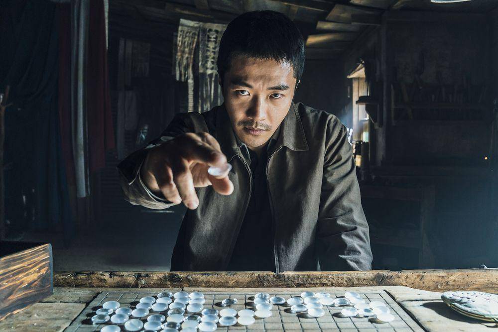 Kwon Sang Woo di The Divine Move 2: The Wrathful (dok. Mays Entertainment/The Divine Move 2: The Wrathful)