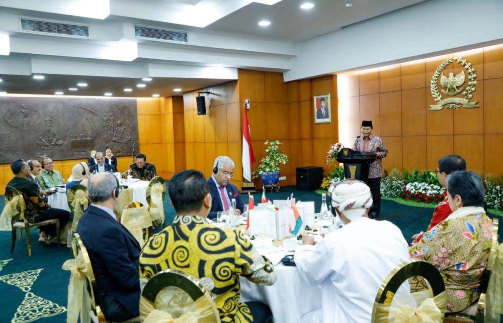 Pimpinan MPR menggelar pertemuan dengan Dubes negara sahabat untuk membahas gagasan pembentukan Forum Majelis Syuro Dunia. (dok. MPR RI)