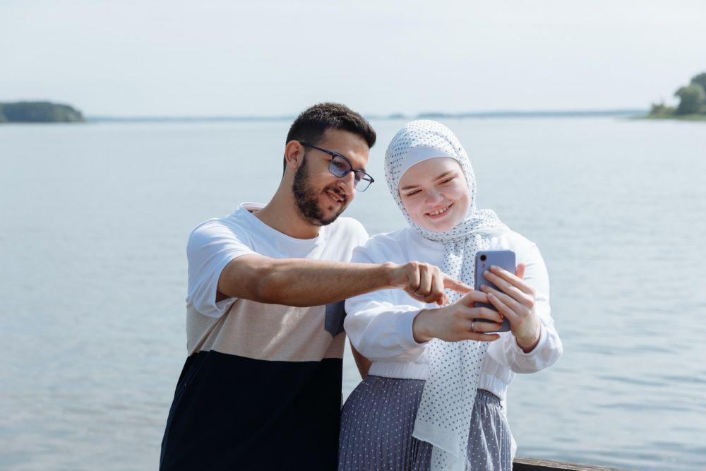 ilustrasi cewek dan cowok berswafoto (pexels.com/Thirdman)