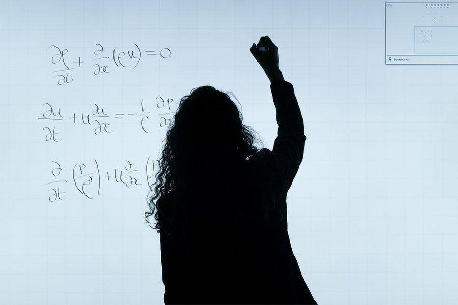 ilustrasi mengerjakan soal matematika (pexels.com/thisisengineering)