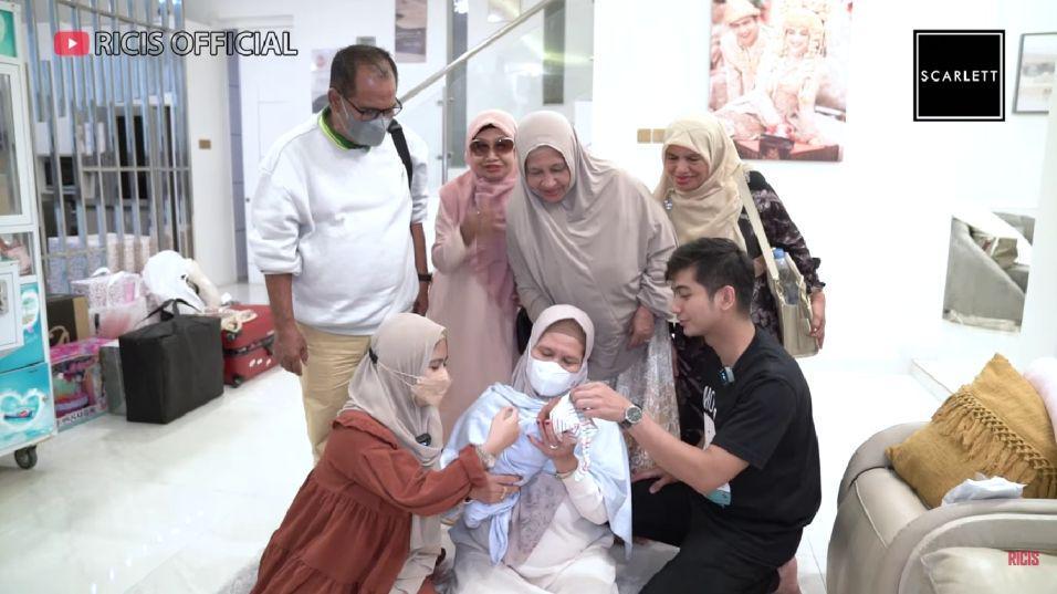 10 Momen Pertemuan Baby R Bersama Keluarga Teuku Ryan, Antusias Semua