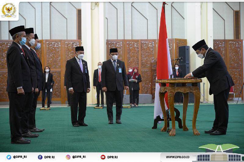 Pelantikan Kepala Biro Pemberitaan Parlemen yang baru dan dua Pejabat Eselon IV, serta Enam Pejabat Fungsional di lingkungan Sekretariat Jenderal DPR RI. (dok. DPR RI)