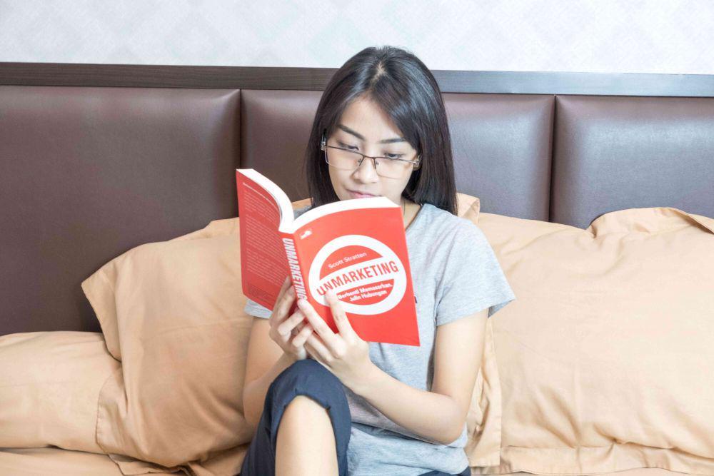 ilustrasi membaca buku (unsplash.com/Marga Santoso)