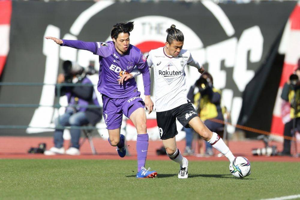 Vissel Kobe (kanan) salah satu tim Jepang yang gunakan apparel lokal (Dokumentasi J-League)