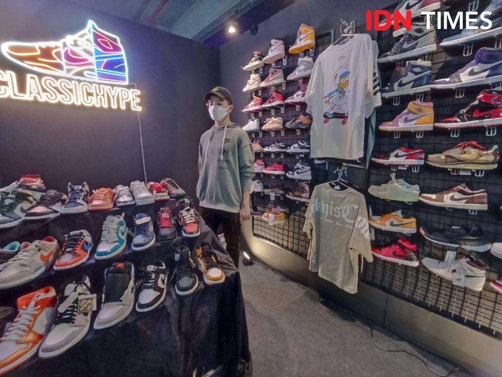 Urban Sneaker Society (USS) kembali mengadakan event USS Downtown Market di Kota Medan, pada tanggal 29 sampai 31 Juli 2022. (IDN Times/Masdalena Napitupulu)