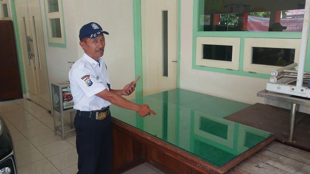 Sugihartono menunjukan lokasi temuan bayi. IDN Times/ Bramanta Pamungkas