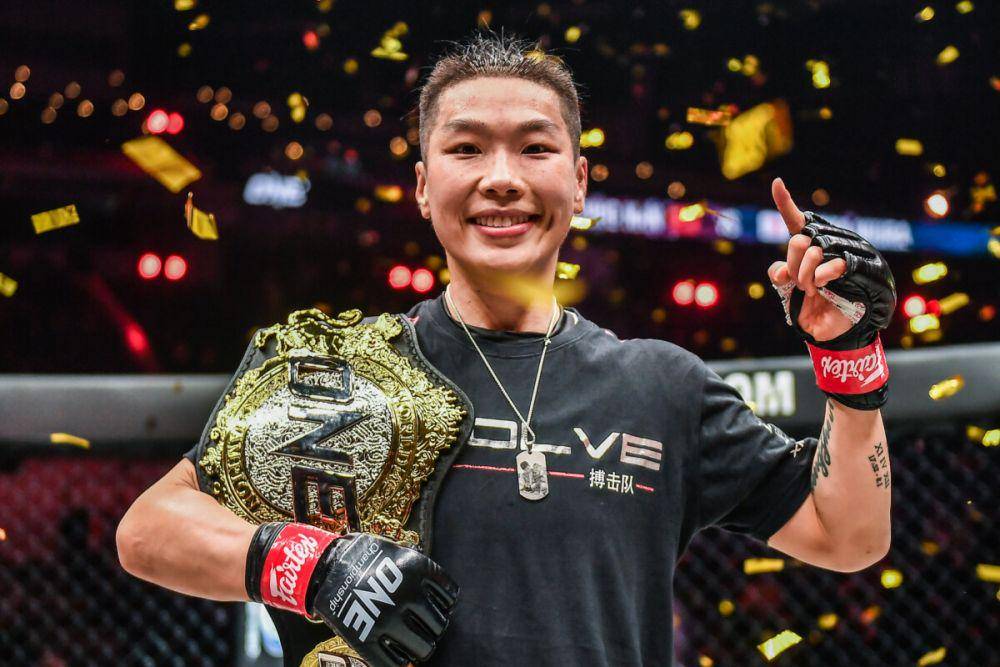 Xiong Jing Nan berpose dengan sabuk juara dunia ONE strawweight usai mengalahkan Ayaka Miura (dok. ONE Championship)