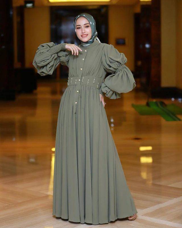 inspirasi OOTD kondangan berwarna earth tones (instagram.com/adeliapasha)
