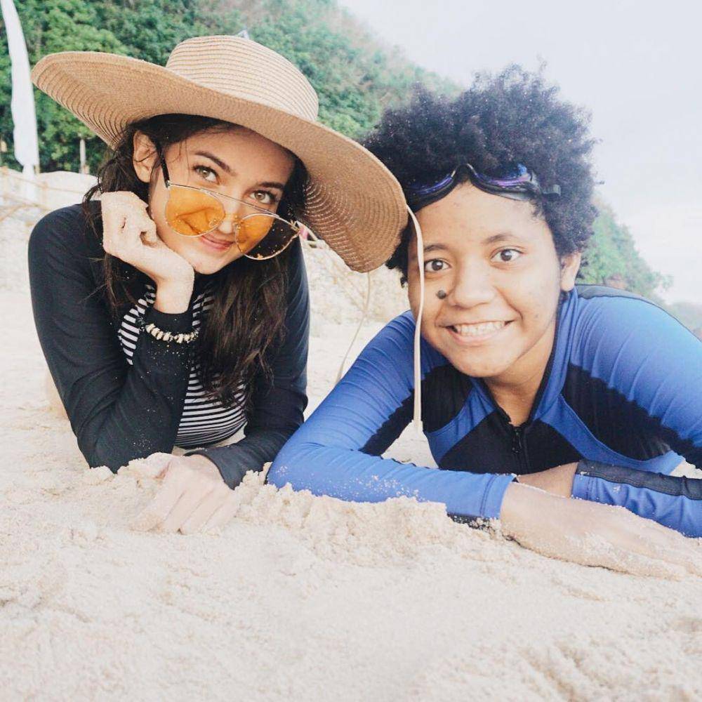 Enzy Storia bersama adik (instagram.com/enzystoria)
