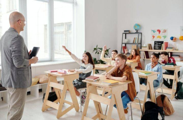 ilustrasi mengajar di kelas (pexels.com/Max Fischer)