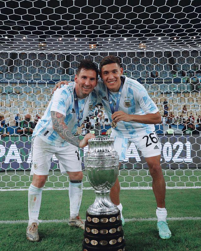 Nahuel Molina dan Lionel Messi dengan trofi Copa America (instagram.com/naheulmolina35)