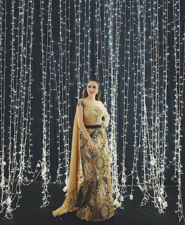 inspirasi OOTD kondangan berwarna earth tones (instagram.com/therealmomogeisha)