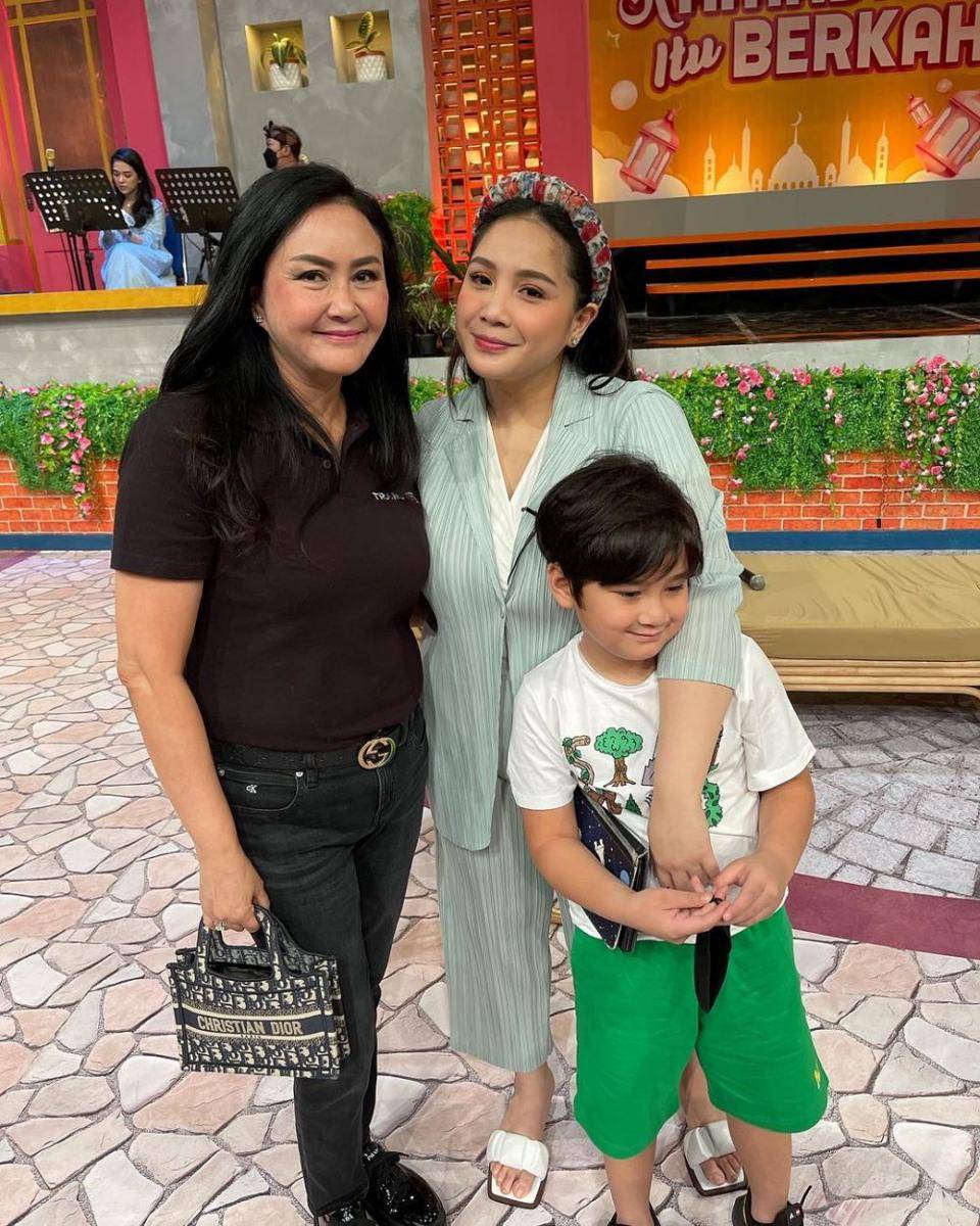 Mix and match outfit kemeja ala Nagita Slavina (instagram.com/raffinagita1717)